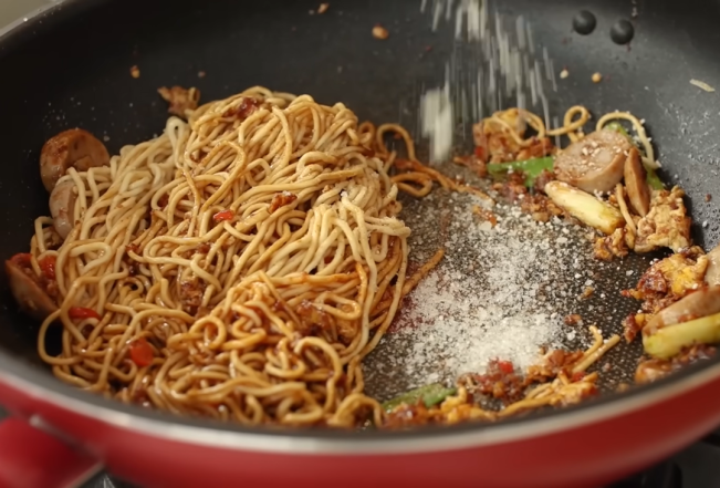 Memasak mie goreng tek-tek ala abang gerobak. (YouTube)